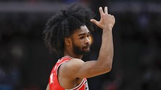 Coby White z Chicaga oslavuje jednu ze svých trojek proti New Yorku.