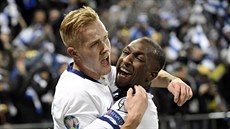 Fin�tí fotbalisté Jasse Tuominen (vlevo) a Glen Kamara oslavují gól proti...