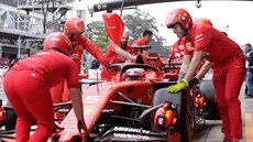 Sebastian Vettel a mechanici Ferrari během tréninku na Velkou cenu Brazílie