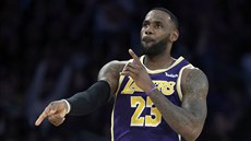 LeBron James z LA Lakers oslavuje svou trojku proti Sacramentu.