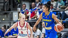 eská basketbalistka Petra Záplatová (vlevo) brání Annemarii Godri-Parauovou z...