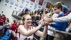 eská basketbalistka Julia Reisingerová slaví výhru s fanouky.