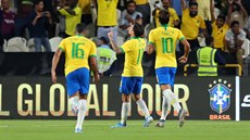 Braziltí fotbalisté a fanouci se radují z gólu.