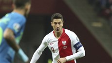 Robert Lewandowski z Polska v zápase se Slovinskem