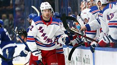 Filip Chytil z NY Rangers slaví gól do sít� Tampy.