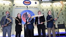 Noví lenové Hokejové sín slávy - zleva Sergej Zubov, Hayley Wickenheiserová,...