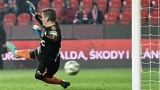Teplický gólman Tomáš Grigar v zápase na Slavii inkasuje gól z penalty.