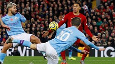 RUKA? Liverpoolský obránce Trent Alexander-Arnold zasáhl balon v pokutovém...