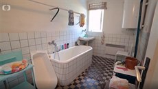 Koupelna z 60. let v dom po babice Kamile nevyhovovala. 