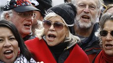 Jane Fondová na protestech proti klimatickým zmnám a za impeachment presidenta...