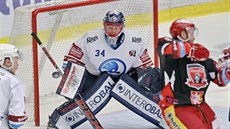 Plzeský gólman Dominik Frodl hledá kotou v utkání s Hradcem.