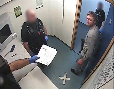 Zábr z kamery policie v Devonu, na kterém je podezelý ze tí vrad Alexander...
