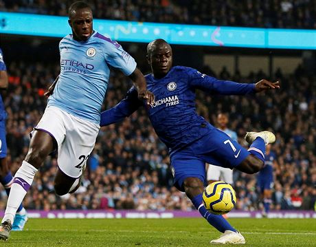N'Golo Kanté z Chelsea (vpravo) stílí gól v duelu s Manchesterem City.