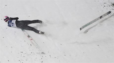 eský skokan na lyích Filip Sakala padá do snhu pi svém pokusu v závod...