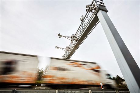 Provozovatel mýta, sdruení firem vedené spoleností Kapsch, u v lét stát upozornil, e jich ubývá a e je poteba rychle objednat výrobu dalích.