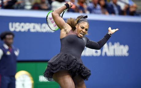 Vzteklá Serena Williamsová zniila raketu pi finále US Open proti mladé...