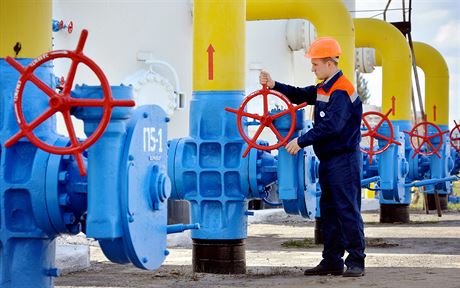 Pracovník zkontroluje zaízení zásobníku plynu poblí ukrajinského msta...