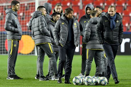 Italský trenér Antonio Conte (uprosted) si prohlíí stadion v praském Edenu,...