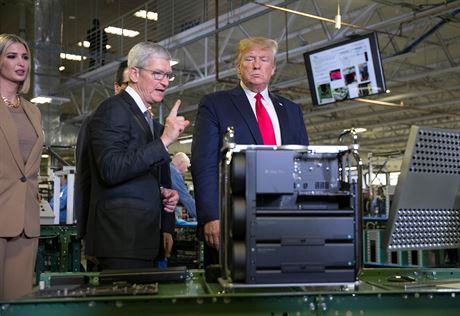 Americký prezident Donald Trump v rámci návtvy texaské továrny Applu naznail...