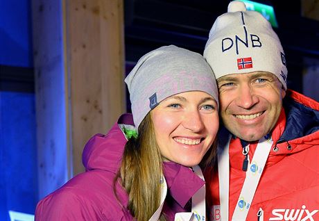 Ole Einar Björndalen s Darjou Domraevovou s medailemi z MS v Hochfilzenu v...