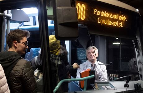 K vytíenému odpolednímu spoji mezi Pardubicemi a Chrudimí pidal kraj dalí autobus.