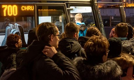 Kraj posílil autobusový spoj mezi Pardubicemi a Chrudimí a po zveejnní videa, na kterém se cestující lepí jeden na druhého.