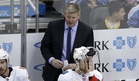 Trenér Bill Peters na stídace hokejist Calgary Flames.