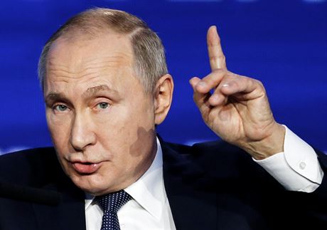 Ruský prezident Vladimir Putin mluví na investiním fóru v Moskv. (20....