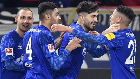 Suat Serdar (druhý zprava) ze Schalke se raduje se spoluhrái z gólu v zápase s...
