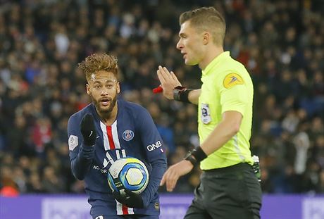 Neymar z Paris St Germain protestuje u rozhodího Willyho Delajoda.