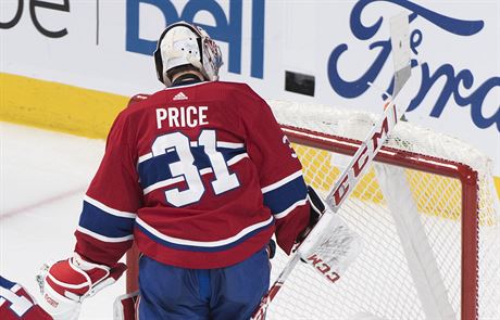 Montrealský gólman Carey Price tíská vzteky do bevna, práv dostal branku.