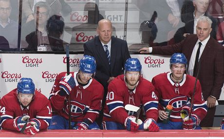 Montrealský trenér Claude Julien (nahoe vlevo), jeho asistent Dominique...