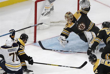 Bostonský branká Tuukka Rask pedvádí zázraný zákrok v utkání s Buffalem.