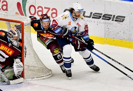 Kladenský veterán Jaromír Jágr v petlaované se sparanským bekem Jeremiem...