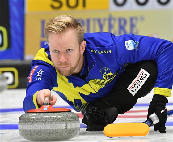 védský curler Niklas Edin v akci.