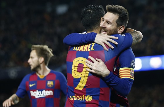 Luis Suárez a Lionel Messi oslavují gól Barcelony proti Dortmundu.