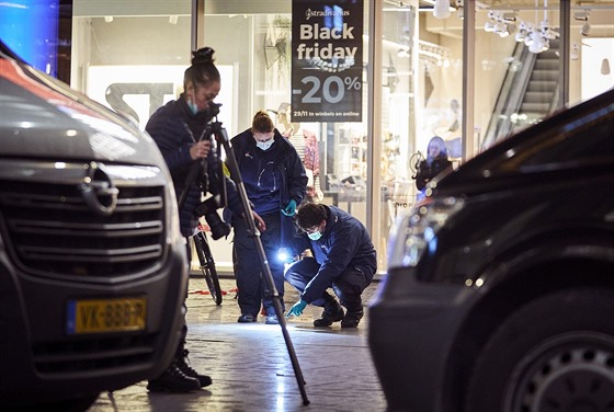 Pi útoku noem na nákupním bulváru v nizozemském Haagu bylo zranno nkolik...