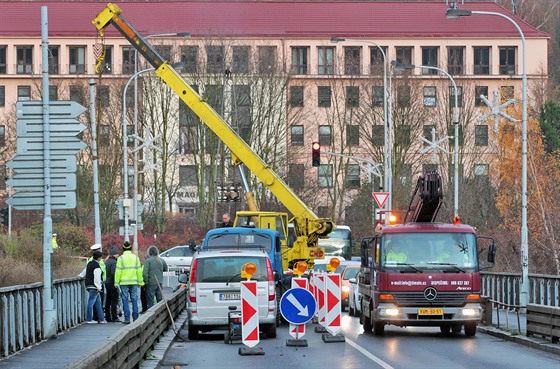 Diagnostické práce na Chebském mostě v Karlových Varech. (28. listopadu 2019) 