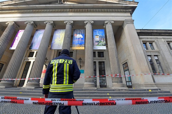 Policista ped mstským palácem v Dráanech Green Vault, unikátním historickým...