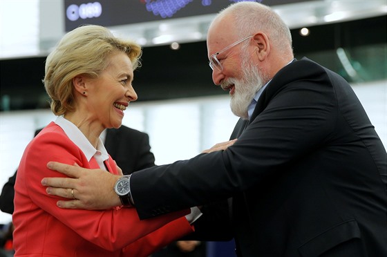 Pedseda Evropské komise Ursula von der Leyenová se raduje s místopedsedou...