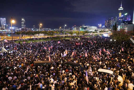 Protestující se úastní shromádní na Edinburském námstí v Hongkongu. (28....