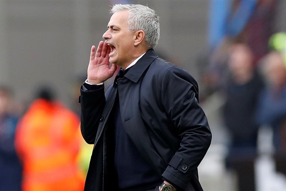 Nov jmenovaný trenér Tottenhamu José Mourinho udílí svým svencm pokyny...