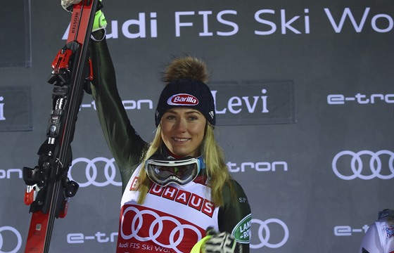 Amerianka Mikaela Shiffrinová slaví vítzství ve slalomu v Levi.