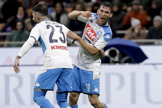 Hirving Lozano z Neapole (vpravo) slaví trefu v utkání proti AC Milán.