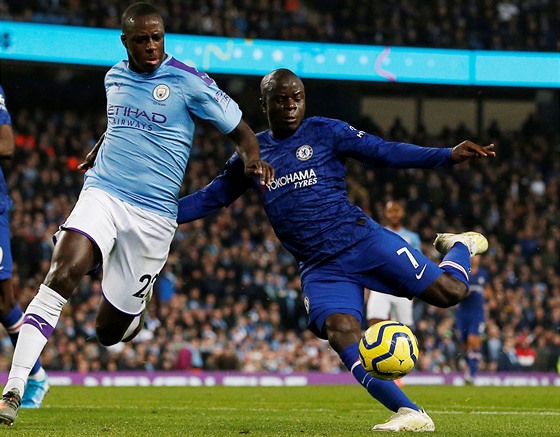 N'Golo Kanté z Chelsea (vpravo) střílí gól v duelu s Manchesterem City.