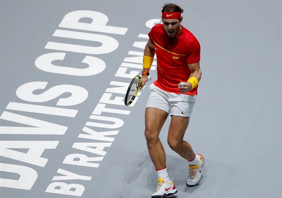 Rafael Nadal ze panlska se povzbuzuje ve finále Davis Cupu v Madridu.