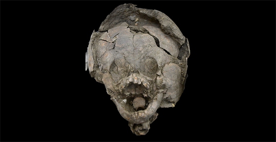 Jedna lebka vlastní, druhá jako „helma“. Ekvádorský nález archeology překvapil.