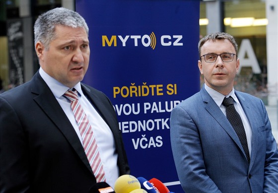 Ministr dopravy Vladimír Kremlík (vpravo) a generální editel spolenosti...