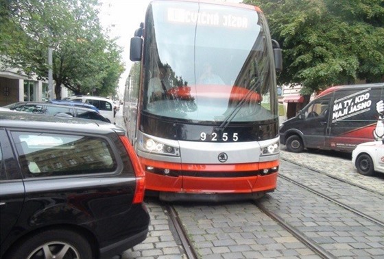 Pesahuje-li auto do kolejit, idi volá stráníky.