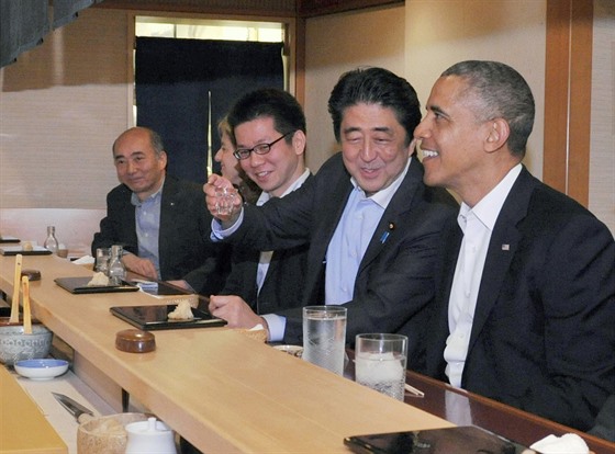 Japonský premiér Šinzo Abé sem pozval na sushi amerického prezidenta Baracka...